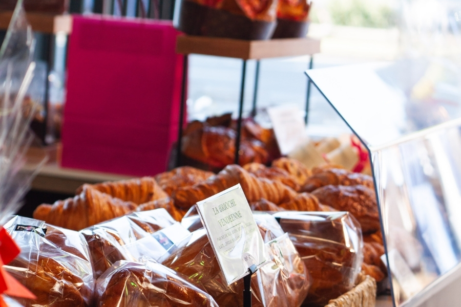 Stand boulangerie Aux 3 Petits Choux marché L'Isle-Adam - Vente panettone et gâteaux de voyage